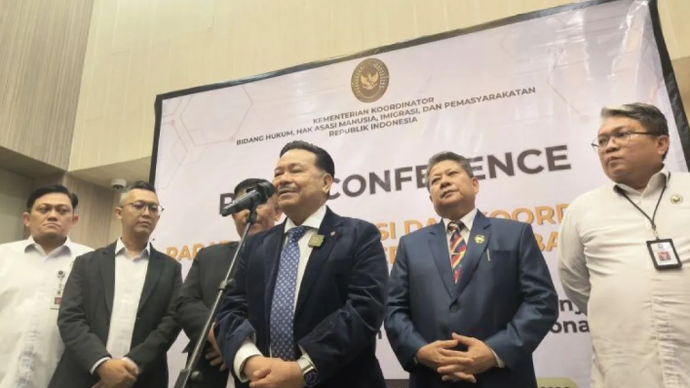 Wamenko Kumham Imipas Otto Hasibuan (tengah) dalam konferensi pers 