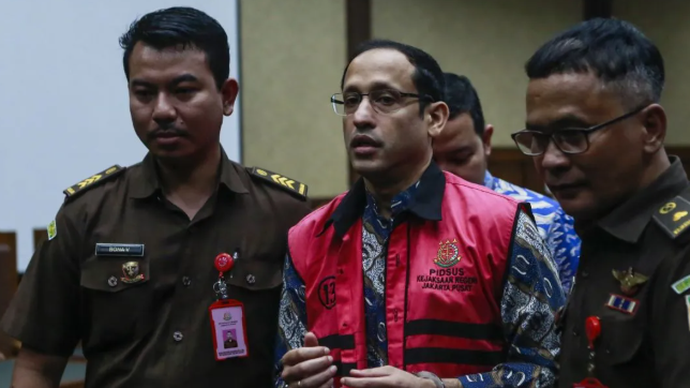 Terdakwa kasus dugaan korupsi pengadaan Chromebook dalam program digitalisasi pendidikan di Kemendikbudristek Nadiem Makarim (tengah) berjalan keluar ruangan usai menjalani sidang lanjutan di Pengadilan Tipikor, Jakarta, Senin (11/5/2026). Sidang tersebut beragendakan pemeriksaan terdakwa Nadiem Makarim yang sebelumnya sempat tertunda dikarenakan kondisi kesehatan terdakwa. ANTARA FOTO/Asprilla Dwi Adha/wsj. ANTARA FOTO/ASPRILLA DWI ADHA.
