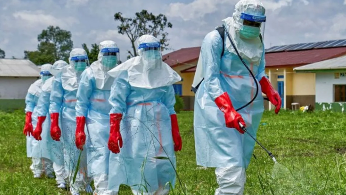 Petugas Palang Merah berjalan berbaris saat melakukan disinfeksi di Rumah Sakit Umum Rwampara sebelum menangani jenazah seorang korban yang meninggal akibat Ebola di Centre Medical Evangelique (CME), komune Hoho, Bunia, Provinsi Ituri, Republik Demokratik Kongo, Kamis (21/5/2026). WHO menyatakan, hingga jumat, korban epidemi Ebola di Republik Demokratik Kongo telah mencapai 82 kasus terkonfirmasi, dengan tujuh kematian terkonfirmasi namun jumlah sesungguhnya diperkirakan jumlahnya jauh lebih besar dengan hampir 750 kasus suspek dan 177 kematian suspek. ANTARA FOTO/Reuters/Gradel Muyisa Mumbere/bar