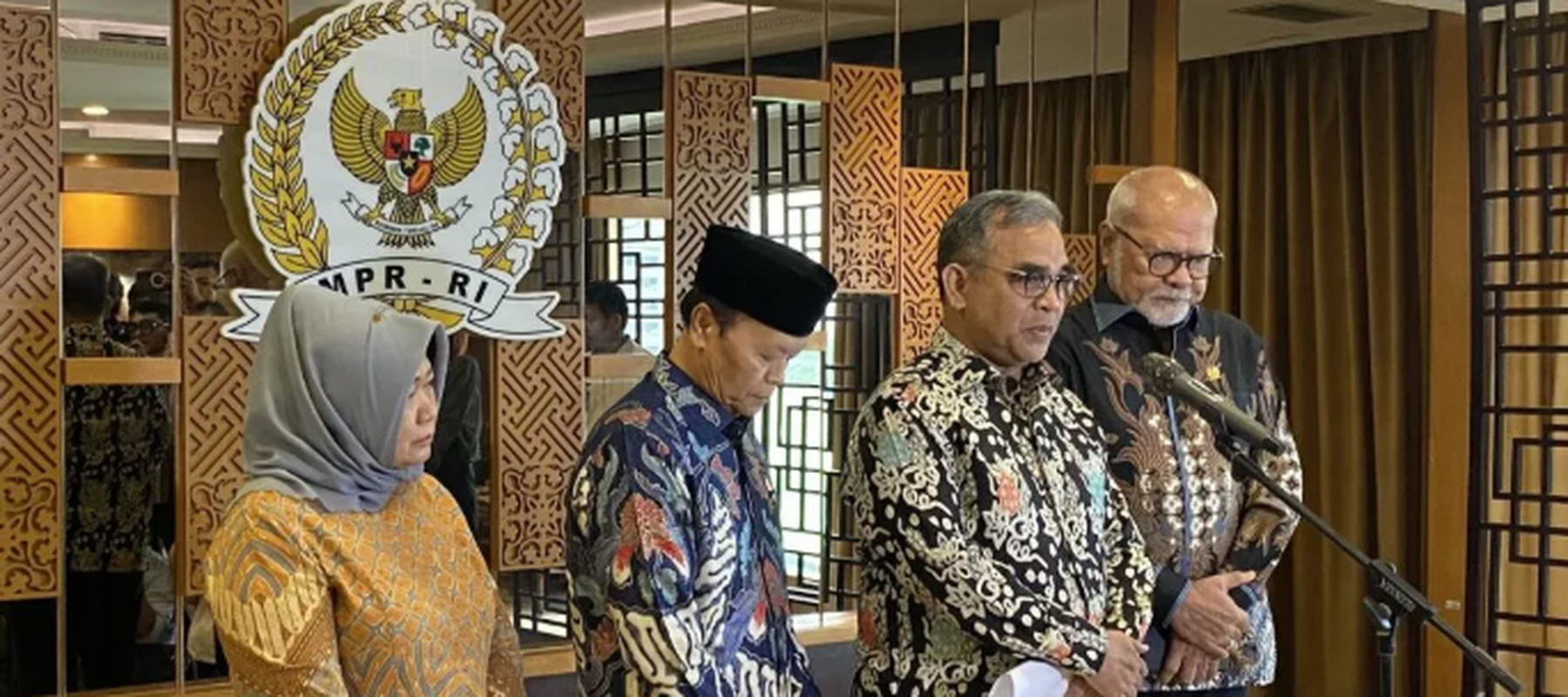 Ketua MPR RI Ahmad Muzani (kedua kanan) menyampaikan keterangan kepada pers di kompleks parlemen, Senayan, Jakarta, Rabu (13/5/2026). (ANTARA/Fath Putra Mulya)