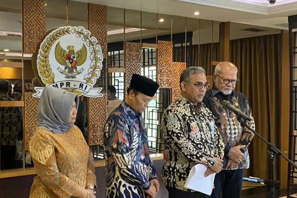 Ketua MPR RI Ahmad Muzani (kedua kanan) menyampaikan keterangan kepada pers di kompleks parlemen, Senayan, Jakarta, Rabu (13/5/2026). (ANTARA/Fath Putra Mulya)