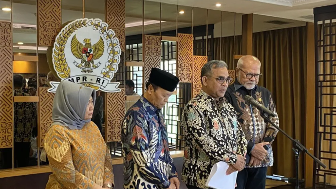 Ketua MPR RI Ahmad Muzani (kedua kanan) menyampaikan keterangan kepada pers di kompleks parlemen, Senayan, Jakarta, Rabu (13/5/2026). (ANTARA/Fath Putra Mulya)