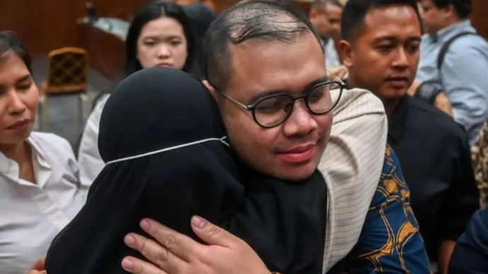 Terdakwa kasus dugaan korupsi pengadaan laptop berbasis Chromebook di Kemendikbudristek tahun 2019-2022 Ibrahim Arief memeluk istrinya usai menjalani sidang putusan di Pengadilan Tipikor, Jakarta, Selasa (12/5/2026). Majelis hakim memvonis Ibrahim Arief empat tahun penjara dan denda Rp500 juta subsider 120 hari kurungan. ANTARA FOTO/Rivan Awal Lingga/tom