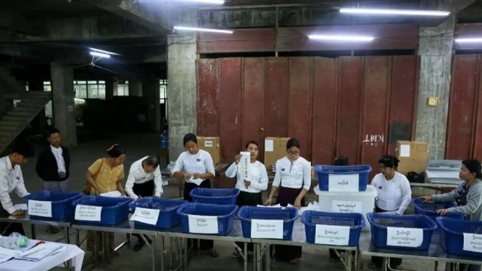 Pejabat Komisi Pemilihan Umum Serikat bekerja selama fase kedua pemilihan umum di sebuah tempat pemungutan suara di Yangon, Myanmar, Minggu (11/1/2026). ANTARA/Xinhua/Myo Kyaw Soe/aa.