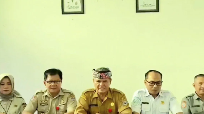 Sekretaris Kota Tarakan Ilyas dan Kepala BMKG Kota Tarakan, Sulam Khilmi saat menyampaikan keterangan pers terkait potensi tsunami gempa tektonik 7,7 magnitudo yang berpusat di Mindanao, Filipina, Tarakan, Kalimantan Utara, Senin (8/6/2026). ANTARA/HO-Pemkot Tarakan/aa.