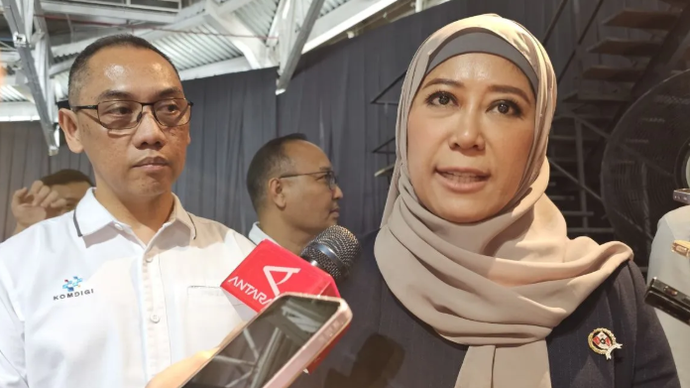 Menteri Komunikasi dan Digital Meutya Viada Hafid dalam wawncara cegat di Jakarta, Senin 8/6/2026). (ANTARA/Livia Kristianti)