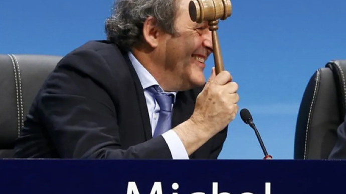 Dokumentasi--Michel Platini mengangkat palu setelah ia terpilih kembali menjadi presiden UEFA di Kongres Luar Biasa UEFA ke-39 di Wina, Austria, Selasa (24/3). REUTERS/Leonhard Foeger
