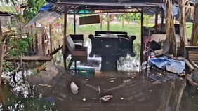 Warga RW 06 Kelurahan Cengkareng Barat, Kecamatan Cengkareng, Jakarta Barat, mengeluhkan genangan air yang tak kunjung surut akibat proyek pembangunan pintu air di wilayah mereka.