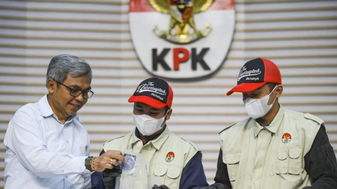 Ketua KPK Setyo Budiyanto (kiri) melihat barang bukti yang ditampilkan saat konferensi pers terkait kasus tindak pidana korupsi pada Ditjen Imigrasi di Gedung Merah Putih KPK, Jakarta, Kamis (4/6/2026). KPK menetapkan delapan tersangka kasus tindak pidana korupsi terkait pengurusan izin tinggal warga negara asing di Ditjen Imigrasi diantaranya Wamen Imipas Silmy Karim dan Plt Dirjen Imigrasi 2024-2025 Saffar Muhammad Godam serta mengamankan barang bukti senilai total Rp17,5 miliar. ANTARA FOTO/Hafidz Mubarak A/agr