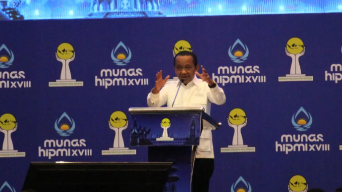 Menteri Energi dan Sumber Daya Mineral (ESDM) Bahlil Lahadalia saat menghadiri Musyawarah Nasional (Munas) Himpunan Pengusaha Muda Indonesia (HIPMI) ke-18 di Bandarlampung. (ANTARA/Ruth Intan Sozometa Kanafi)