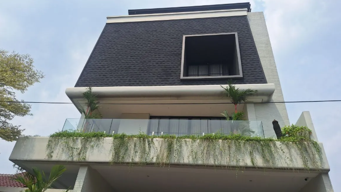 Lokasi kebakaran rumah Anggota IV Badan Pemeriksa Keuangan (BPK) Republik Indonesia Haerul Saleh di Jalan TB Simatupang No 3, RT03/RW02, Tanjung Barat, Jagakarsa, Jakarta, Jumat (8/5/2026). ANTARA/Luthfia Miranda Putri.