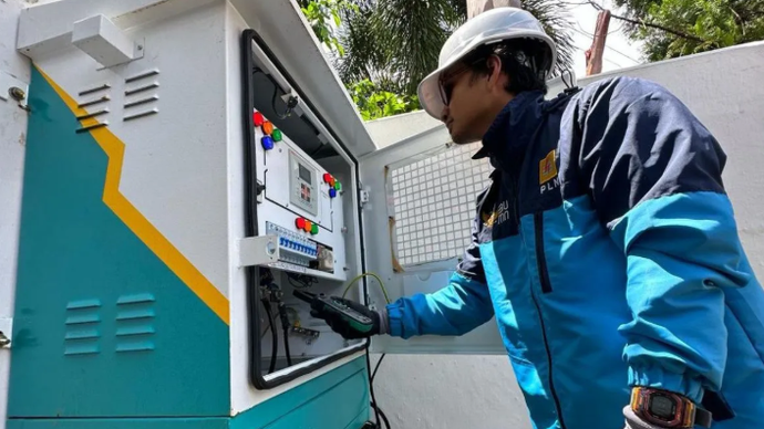 Arsip - Ilustrasi. Petugas PLN tengah mengecek peralatan listrik PLN di Kota Makassar. ANTARA/HO-Humas PLN UID Sulselrabar (B)
