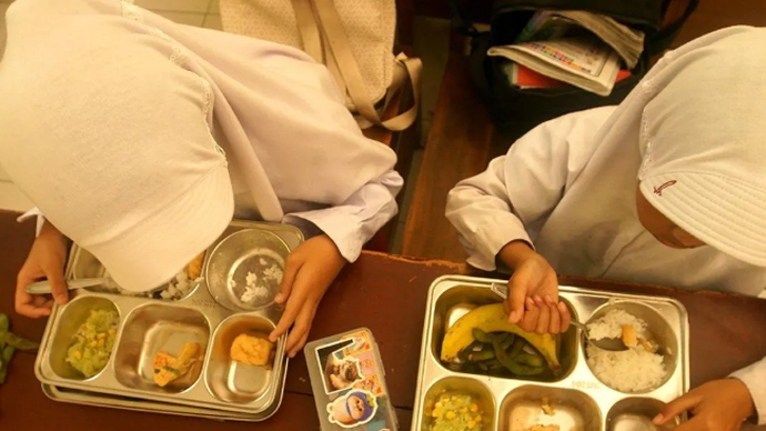 Siswa menyantap paket menu Program Makan Bergizi Gratis (MBG) di SDN 1 Babadan, Tulungagung, Jawa Timur, Selasa (16/5/2026). ANTARA FOTO/Destyan Sujarwoko/am.