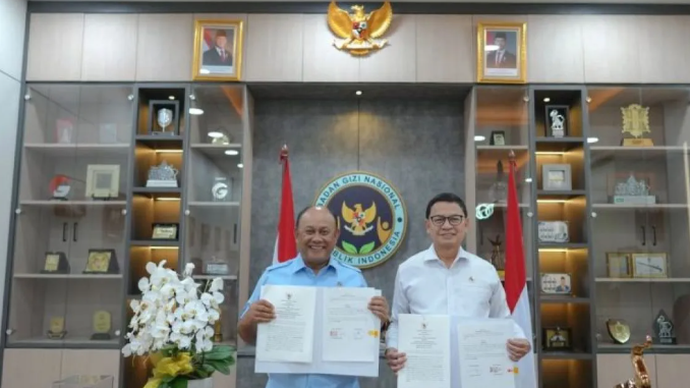 Kepala BGN Dadan Hindayana (kiri) bersama Kepala BPOM Taruna Ikrar (kanan) dalam penandatanganan perjanjian kerja sama terkait pengawasan Program Makan Bergizi Gratis (MBG) di Jakarta, Rabu (6/5/2026). ANTARA/HO-BGN.
