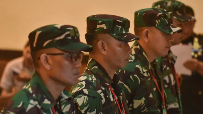 Terdakwa kasus penyiraman air keras kepada aktivis KontraS Andrie Yunus, Lettu Sami Lakka (kanan), Kapten Nandala Dwi Prasetya (kedua kanan), Lettu Budhi Hariyanto Cahyono (kedua kiri), dan Serda Edi Sudarko (kiri) menjalani sidang lanjutan di Pengadilan Militer II-08 Jakarta, Senin (8/6/2026). Sidang tersebut beragendakan pembacaan replik atau tanggapan dari Oditur Militer atas pledoi atau nota pembelaan yang disampaikan para terdakwa pada Kamis (4/6/2026) terkait kasus penyiraman air keras terhadap aktivis Komisi untuk Orang Hilang dan Korban Tindak Kekerasan (KontraS), Andrie Yunus. ANTARA FOTO/Fakhri Hermansyah/YU