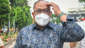Komisi Pemberantasan Korupsi menyita uang ratusan juta rupiah dari Robby Kurniawan yang pernah menjabat sebagai Staf Ahli Menteri Perhubungan pada era Budi Karya Sumadi dan Dudy Purwagandhi.