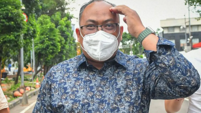Staf Ahli Menteri Perhubungan era Budi Karya Sumadi dan Dudy Purwagandhi, Robby Kurniawan berjalan usai menjalani pemeriksaan di Gedung Merah Putih KPK, Jakarta, Selasa (5/5/2026). KPK memeriksa Robby Kurniawan sebagai saksi kasus dugaan suap pembangunan dan pemeliharaan jalur kereta api di lingkungan Direktorat Jenderal Perkeretaapian Kementerian Perhubungan. ANTARA FOTO/Reno Esnir/fzn/wsj.