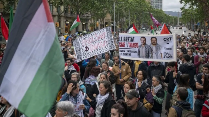 Sekitar 500 orang, membawa spanduk dan bendera Palestina, berkumpul di pusat kota Barcelona untuk menuntut pembebasan segera aktivis Saif Abukeshek dan Thiago Avila, yang ditahan setelah pencegatan Armada Global Sumud pada 2 Mei 2026 di Barcelona, ​​Spanyol. ANTARA/Lorena Sopena Lopez - Anadolu Agency/pri.