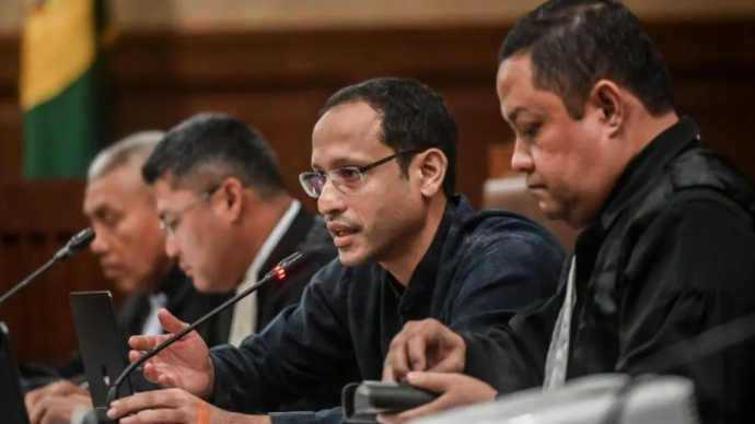 Terdakwa kasus dugaan korupsi pengadaan Chromebook dalam program digitalisasi pendidikan di Kemendikbudristek Nadiem Makarim (kedua kanan) menjalani sidang lanjutan di Pengadilan Tipikor, Jakarta, Rabu (6/5/2026). Sidang tersebut beragendakan mendengarkan keterangan saksi yang dihadirkan pihak terdakwa yakni Ketua Badan Pemeriksa Keuangan (BPK) periode 2019-2022 Agung Firman Sampurna. ANTARA FOTO/Rivan Awal Lingga/YU