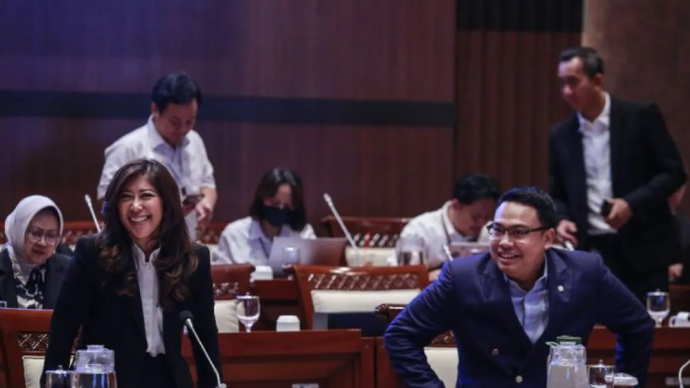 Menteri Komunikasi dan Digital (Menkomdigi) Meutya Hafid (kiri) bersama Wakil Menteri Komdigi Angga Raka Prabowo (kanan) bersiap mengikuti rapat kerja dengan Komisi I DPR di Kompleks Parlemen, Senayan, Jakarta, Senin (18/5/2026). Rapat tersebut membahas perkembangan transfer data dalam perjanjian Agreement on Reciprocal Trade (ART) dan langkah strategis penanganan media sosial. ANTARA FOTO/Asprilla Dwi Adha/bar.