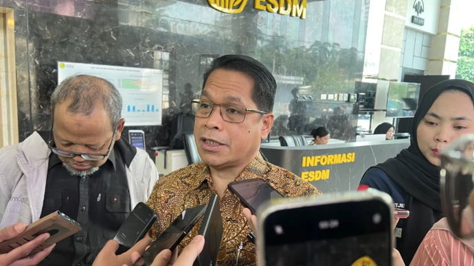 Direktur Jenderal Minyak dan Gas Bumi (Dirjen Migas) Kementerian ESDM Laode Sulaeman memberi keterangan ketika ditemui di Kantor Kementerian ESDM, Jakarta, Rabu (13/5/2026). (ANTARA/Putu Indah Savitri)