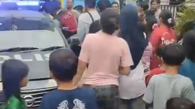 Aparat Polres Metro Jakarta Utara berhasil meringankan beban trauma dua anak di bawah umur dengan menangkap bapak tiri mereka yang berinisial AJ (47). 