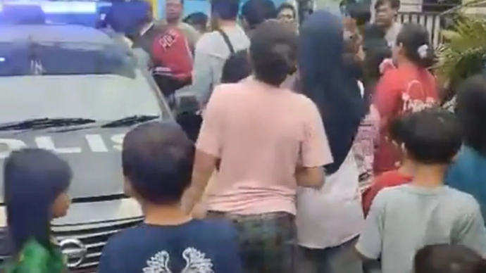 Polisi menjemput pelaku yang memerkosa dua anak tirinya di kawasan Koja, Jakarta Utara, Minggu (24/5/2026). (ANTARA/HO-Polres Metro Jakut).