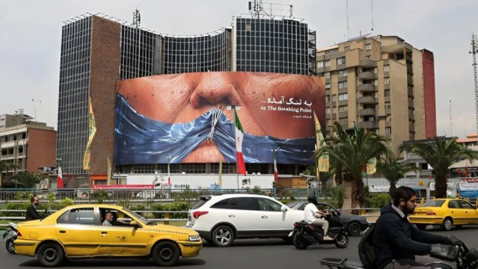 Sebuah spanduk raksasa yang menggambarkan Selat Hormuz dipajang di Alun-Alun Vali-e Asr, Teheran pada 2 Mei 2026, menampilkan frasa &ldquo;pada titik puncak&rdquo; seiring meningkatnya ketegangan antara Iran dan Amerika Serikat. /ANTARA/Anadolu/pri.