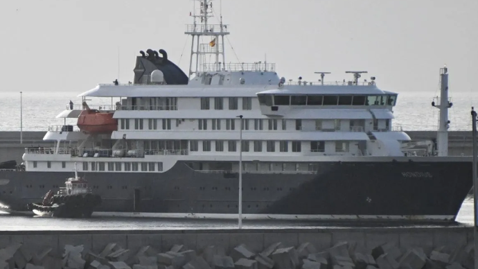Kapal pesiar MV Hondius, yang terkait dengan wabah hantavirus, perlahan memasuki perairan di lepas Pelabuhan Granadilla di Pulau Tenerife, Kepulauan Canary, Spanyol. ANTARA/Xinhua