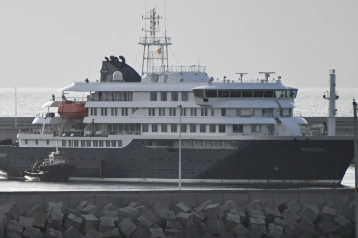 Kapal pesiar MV Hondius, yang terkait dengan wabah hantavirus, perlahan memasuki perairan di lepas Pelabuhan Granadilla di Pulau Tenerife, Kepulauan Canary, Spanyol. ANTARA/Xinhua <b>(Antara)</b>