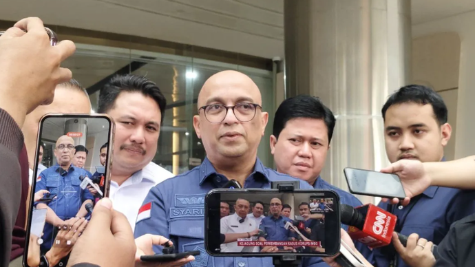 Direktur Penyidikan (Dirdik) Jaksa Agung Muda Bidang Tindak Pidana Khusus (Jampidsus) Kejagung Syarief Sulaeman Nahdi (tengah) memberikan keterangan pers di Gedung Jampidsus Kejagung, Jakarta, Kamis (4/6/2026). ANTARA/Nadia Putri Rahmani