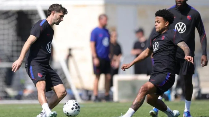 Pemain tim nasional Amerika Serikat Christian Pulisic (kiri) dan Weston McKennie (dua dari kanan) berlatih di Atlanta, Sabtu (28/3/2026). Timnas Amerika Serikat.