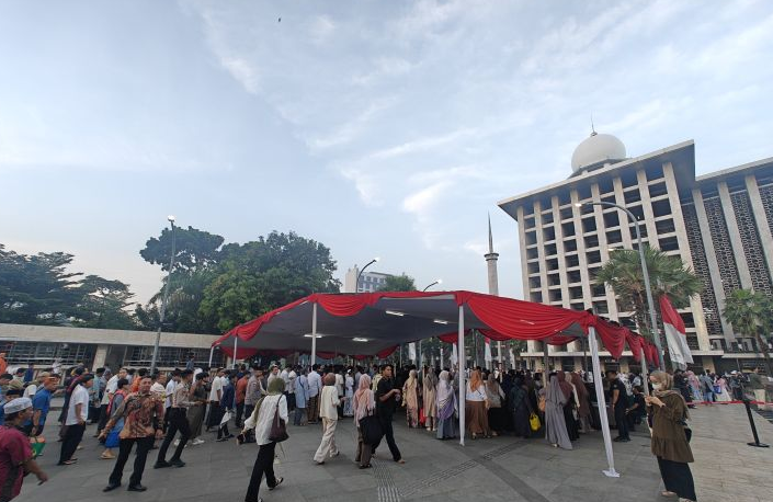 Antrean jamaah bersiap melaksanakan Shalat Idul Adha 1447 Hijriah di Masjid Istiqlal, Jakarta, Rabu (27/5/2026). (ANTARA/M. Riezko Bima Elko Prasetyo) <b>(Antara)</b>