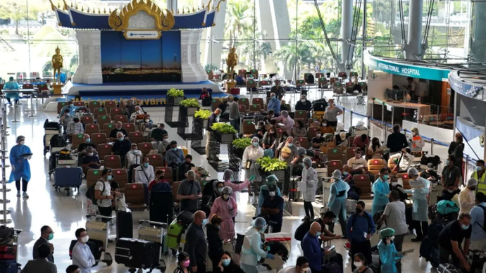 Arsip - Turis asing tiba di Bandara Suvarnabhumi pada hari pertama kampanye pembukaan kembali negara itu, bagian dari rencana pemerintah untuk memulai sektor pariwisata yang dilanda pandemi di Bangkok, Thailand, Senin (1/11/2021). (ANTARA FOTO/REUTERS/Athit Perawongmetha)