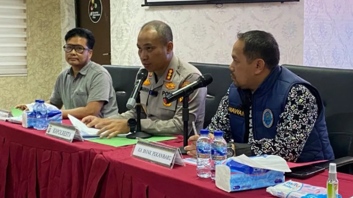 Kapolresta Pekanbaru Kombes Pol Muharman Artha didampingi Kepala BNN Pekanbaru Kombes Pol Wawan dan Kasat Narkoba dalam konferensi pers razia yang menemukan 13 orang positif narkoba, di Pekanbaru, Selasa (26/5/2026). ANTARA/Bayu Agustari Adha