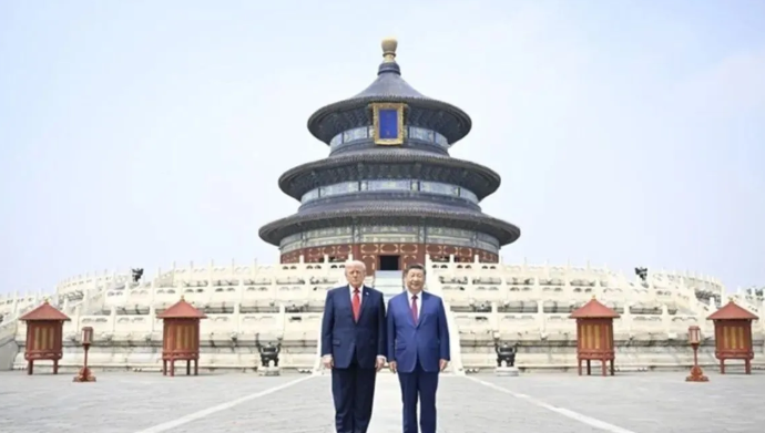 Presiden China Xi Jinping (kanan) dan Presiden Amerika Serikat Donald Trump berfoto di Kuil Langit, Beijing, Kamis (14/5/2026). ANTARA/HO-Kementerian Luar Negeri China. <b>(Antara)</b>