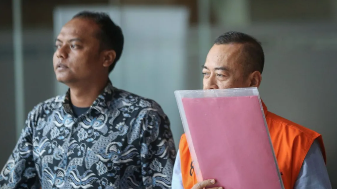 Tersangka kasus dugaan tindak pidana korupsi perkara suap importasi di Direktorat Jenderal Bea dan Cukai (DJBC) Rizal Fadillah (kanan) berjalan menuju mobil tahanan usai menjalani pemeriksaan di Gedung Merah Putih KPK, Jakarta, Selasa (19/5/2026). ANTARA FOTO/Reno Esnir/fzn/YU