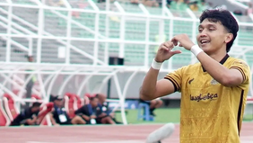 Penyerang senior Dendy Sulistyawan resmi mengakhiri kebersamaannya dengan Bhayangkara FC setelah sembilan tahun memperkuat klub tersebut. Kabar perpisahan itu disampaikan langsung oleh pemain berusia 29 tahun tersebut melalui unggahan di media sosial