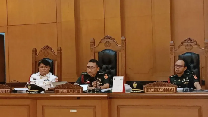 Hakim Ketua Kolonel Chk Fredy Ferdian Isnartanto (tengah) pada sidang pembacaan vonis terdakwa kasus dugaan penculikan dan pembunuhan terhadap seorang kepala cabang (kacab) bank berinisial MIP (37) di Pengadilan Militer II-08 Jakarta, Rabu (3/6/2026). ANTARA/Siti Nurhaliza