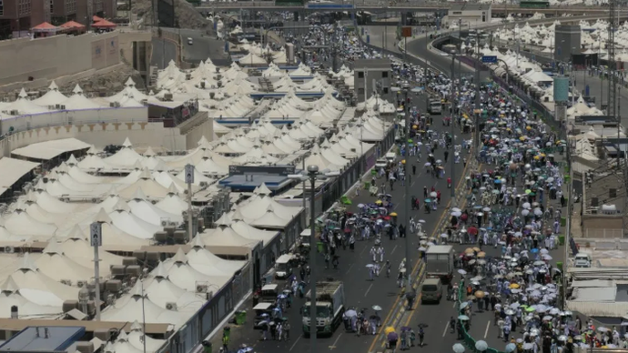 Suasana jamaah haji berjalan kaki di Mina, Makkah, Arab Saudi, Senin (17/6/2024). PPIH Arab Saudi mengimbau jamaah lanjut usia dan berisiko tinggi agar membadalkan lontar jamrahnya guna menjaga kesehatan dan keselamatan mereka. ANTARA FOTO/Sigid Kurniawan/nym