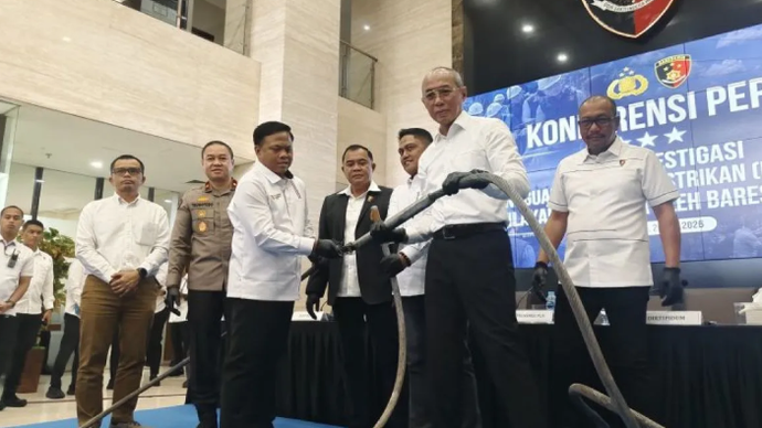 Jajaran Bareskrim Polri dan perwakilan PLN menunjukkan kabel transmisi yang terputus dalam peristiwa 