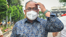 Komisi Pemberantasan Korupsi (KPK) mengungkap adanya dugaan penerimaan uang oleh Staf Ahli Menteri Perhubungan pada masa Budi Karya Sumadi dan Dudy Purwagandhi, Robby Kurniawan (RB). 