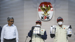 KPK Klarifikasi Foto Tumpukan Uang Dolar yang Viral, Tak Terkait Penggeledahan di Rumah Silmy Karim