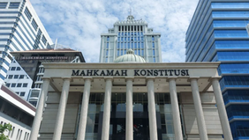 Mahkamah Konstitusi (MK) pada Senin menggelar sidang pengucapan putusan dan ketetapan terhadap sejumlah perkara pengujian undang-undang yang diajukan para pemohon dari berbagai latar belakang. 