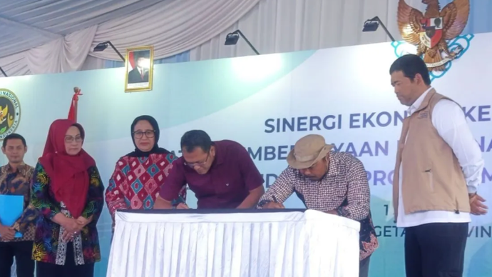 Wakil Kepala BGN Bidang Komunikasi Publik dan Investigasi Nanik Sudaryati Deyang didampingi Bupati Magetan Nanik Endang menyaksikan penandatanganan kepala SPPG dengan sejumlah suplier UMKM penyediaan bahan baku makanan dalam kegiatan Sinergi Ekonomi Kerakyatan Strategi Pemberdayaan Peternak dan UMKM dalam Mendukung Makan Bergizi Gratis di Taman Refugia, Plaosan, Kabupaten Magetan, Senin (1/6/2026). ANTARA/Louis Rika