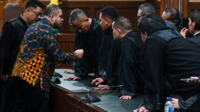 Terdakwa kasus dugaan korupsi pengadaan laptop berbasis Chromebook di Kemendikbudristek tahun 2019-2022 Ibrahim Arief (kedua kiri) berkonsultasi dengan kuasa hukum usai menjalani sidang putusan di Pengadilan Tipikor, Jakarta, Selasa (12/5/2026). Majelis hakim memvonis Ibrahim Arief empat tahun hukuman penjara denda Rp500 juta subsider 120 hari kurungan penjara. ANTARA FOTO/Rivan Awal Lingga/kye