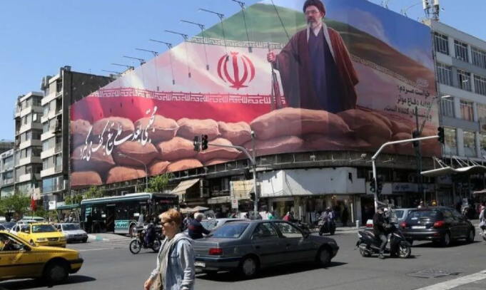Orang-orang terlihat melakukan rutinitas harian mereka di jalan-jalan dan gang-gang di Teheran, Iran, saat "Pembicaraan Islamabad" berlangsung pada (11/4/2026). (ANTARA/Anadolu Agency/pri.) <b>(Antara)</b>