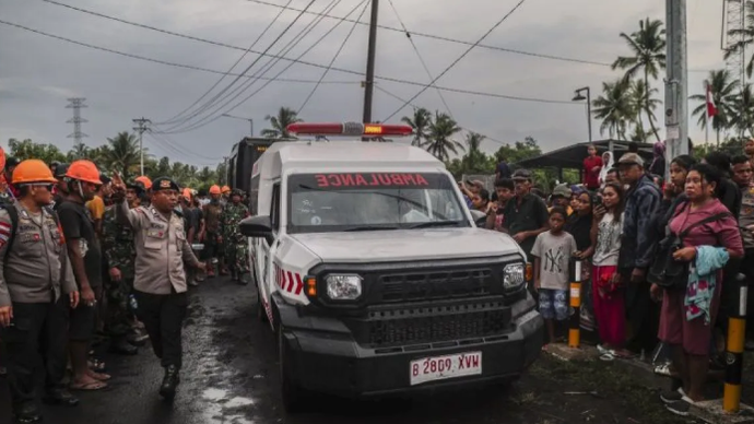 Kendaraan ambulans membawa jenazah pendaki korban erupsi Gunung Dukono ke rumah sakit di Desa Mamuya, Kecamatan Galela, Kabupaten Halmahera Utara, Maluku Utara, Minggu (10/5/2026). ANTARAFOTO/AndriSaputra/sgd