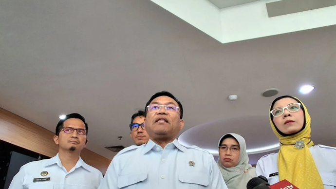 Wakil Kepala BGN Sony Sonjaya (depan, tengah) memberikan keterangan kepada media usai peluncuran aplikasi Reviu MBG di Kantor BGN, Jakarta Pusat, Selasa (26/5/2026). ANTARA/Lintang Budiyanti Prameswari.