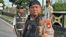 Petugas gabungan dari Tim Patroli Perintis Presisi Polres Metro Jakarta Timur bersama personel Patra Brimob menyita sejumlah senjata dan benda berbahaya saat membubarkan aksi tawuran antarkelompok warga di Jalan I Gusti Ngurah Rai, Klender, Duren Saw